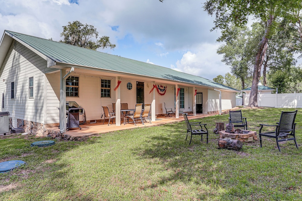 Pet the Sheep! Rural & Spacious Polk City Retreat