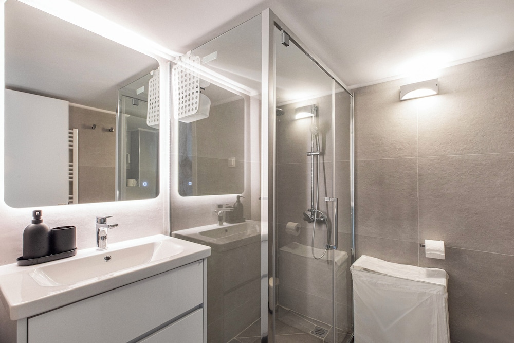 Les Nuances de Blue 1-BR Apt in Athens