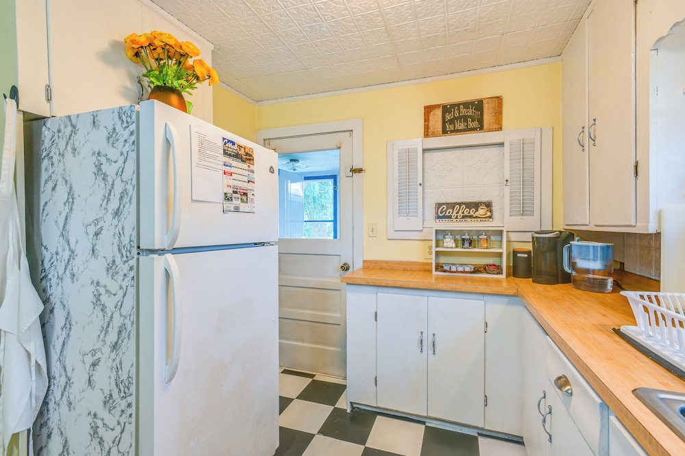 Boat & Unwind! Charming Atwood Lake Farmhouse