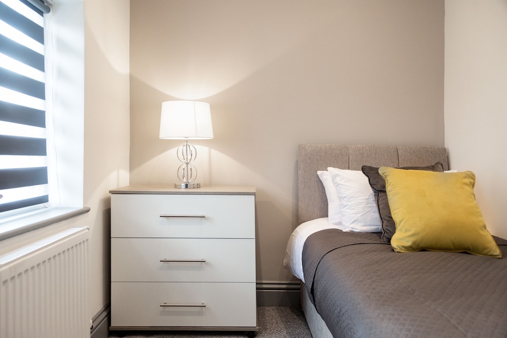 4 Bed - Sleeps 6 - Private Garden - Free Parking view 2