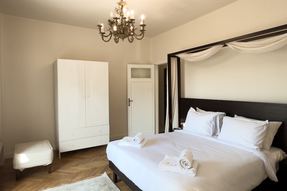 Xuru Stays I The 2bdr Crimson Crib @ The Heart Of Heliopolis