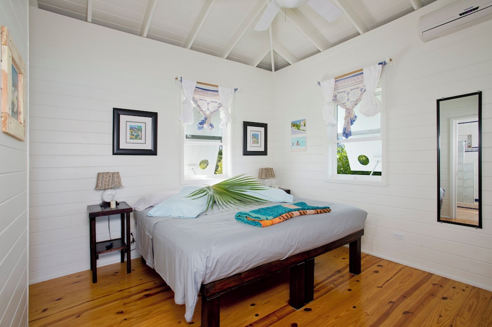Cayo Loco Getaway: Private Beachfront Haven photo 4