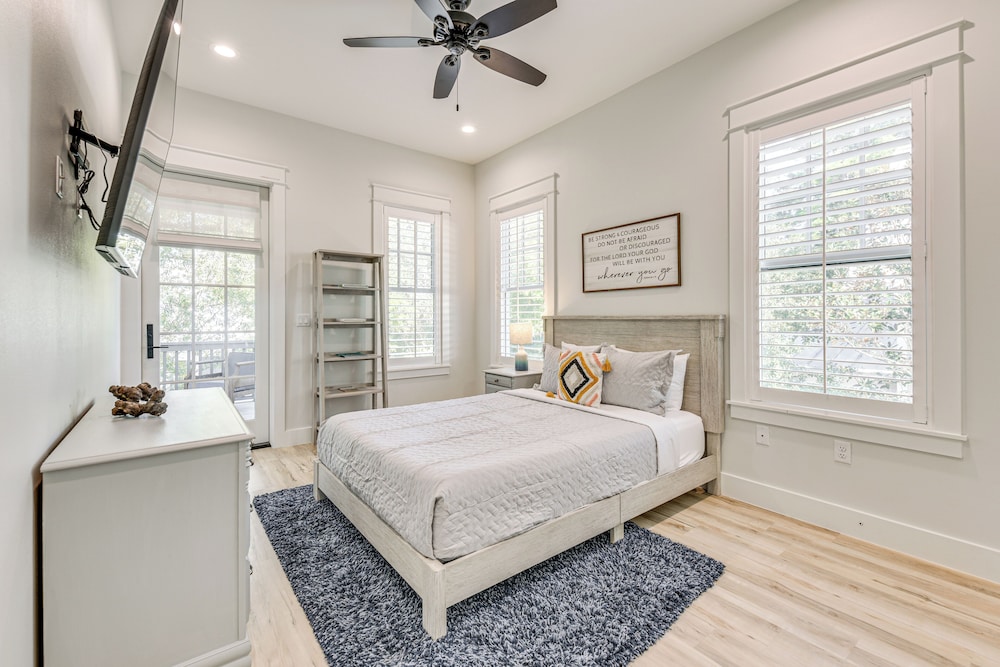 Walk to Gulf: Modern Retreat in Santa Rosa Beach!