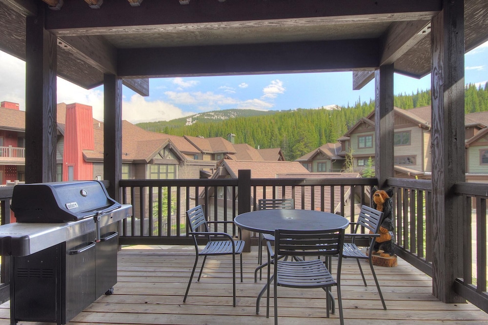 The Perfect Condo in West Village, Big Deck and next to the lift - CA1203 by RedAwning