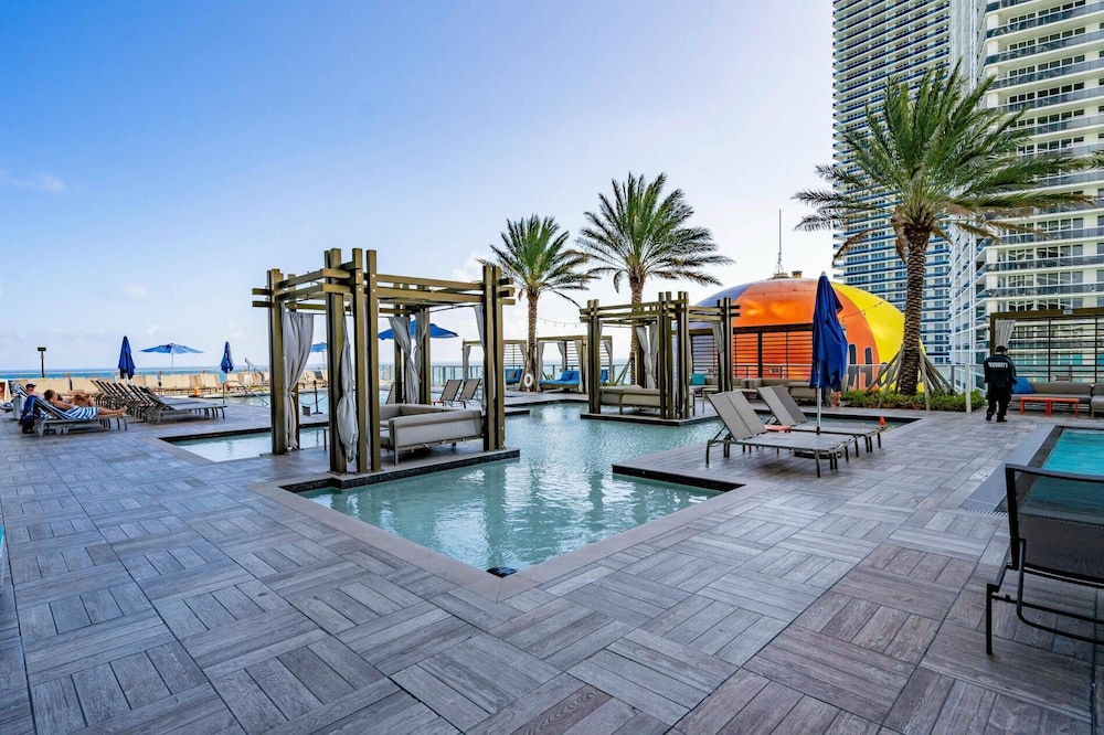 Beachfront 1 bedroom in a lux building - Image 4