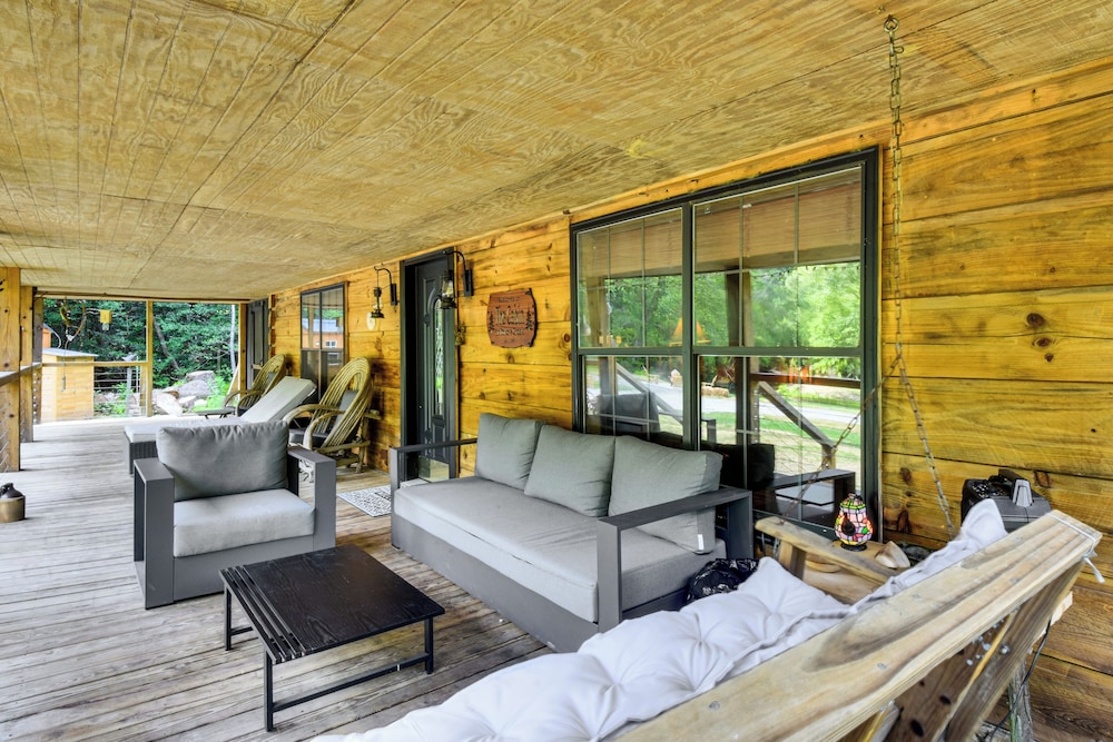 'the Cabin at Dukes Creek' w/ Fire Pit & Hot Tub!