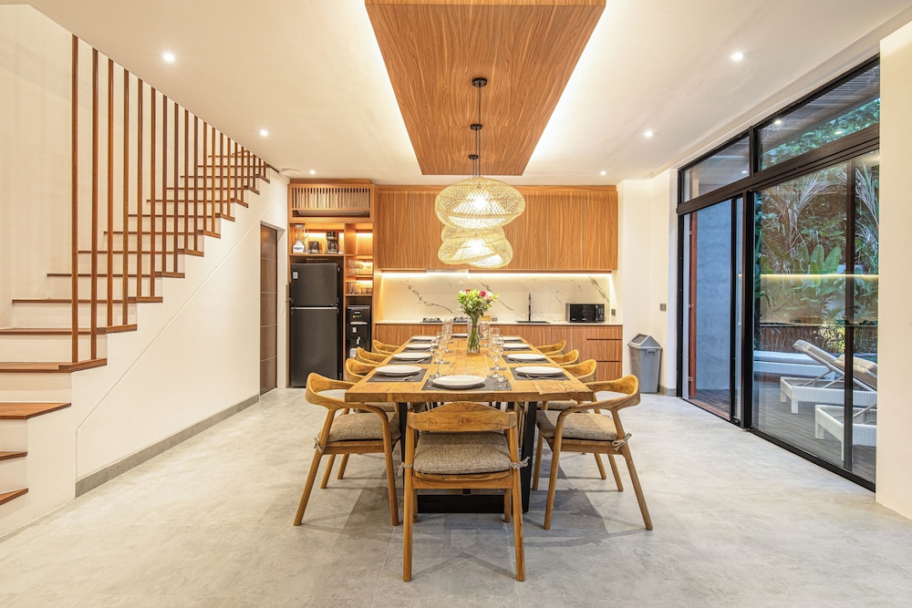 Enchanting 5BR Canggu Villa Moments to Sea