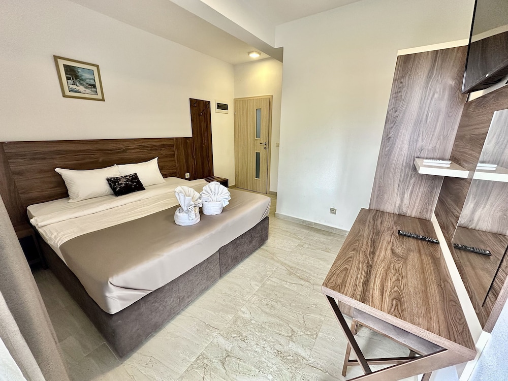Guest House West Gate