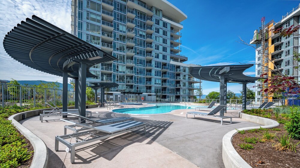 AQUA Corner Unit w Amazing View 614