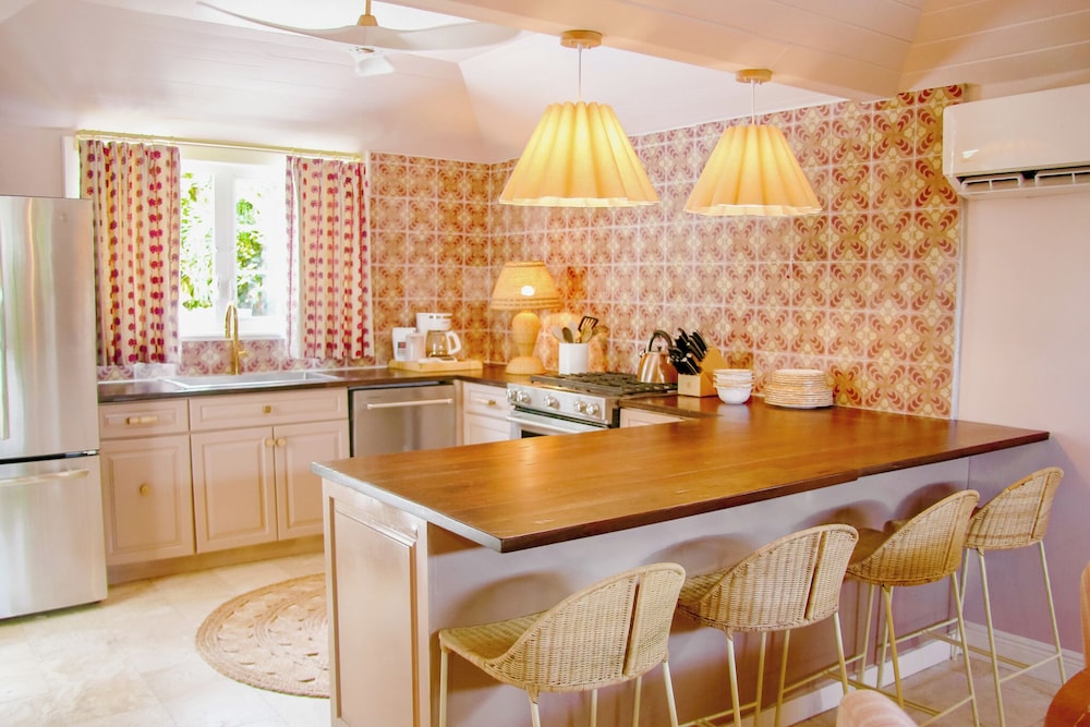 Villa Oasis: Newly Remodeled Luxury Villa With Pool & Private Garden