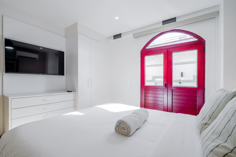 w Beautiful 2BR w Balcony in Casco Viejo