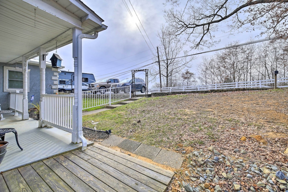 Beckley Studio w/ Hot Tub, 4 Mi to WVU Tech! view 4