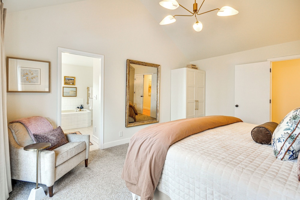 Near Shops & Cafes: Beaverton Haven w/ Luxe Decor!