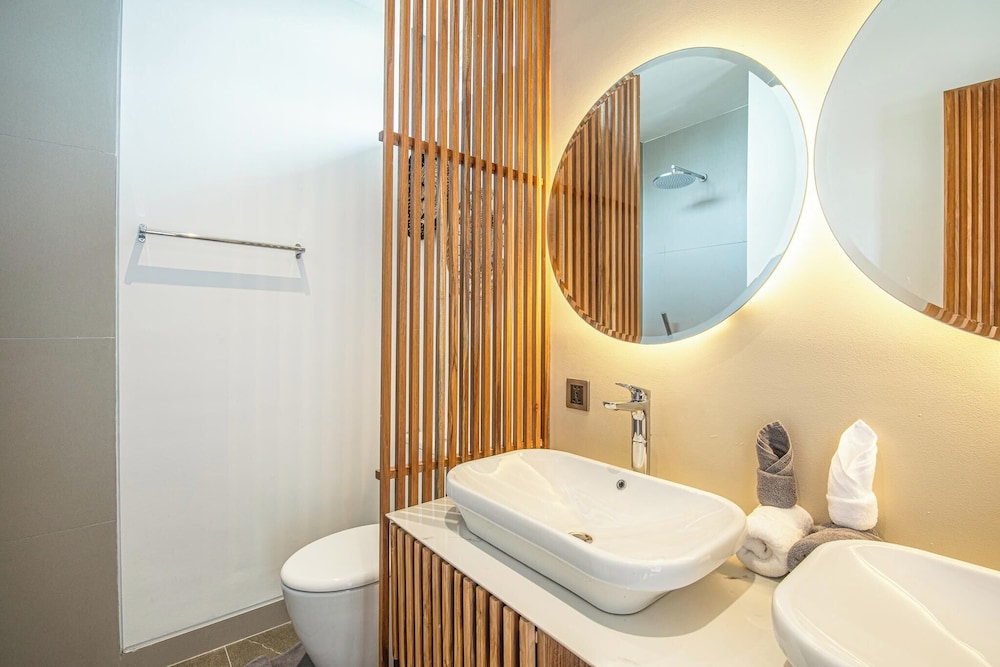 Luxury 5BR Retreat, 400m From Café Del Mar Shore