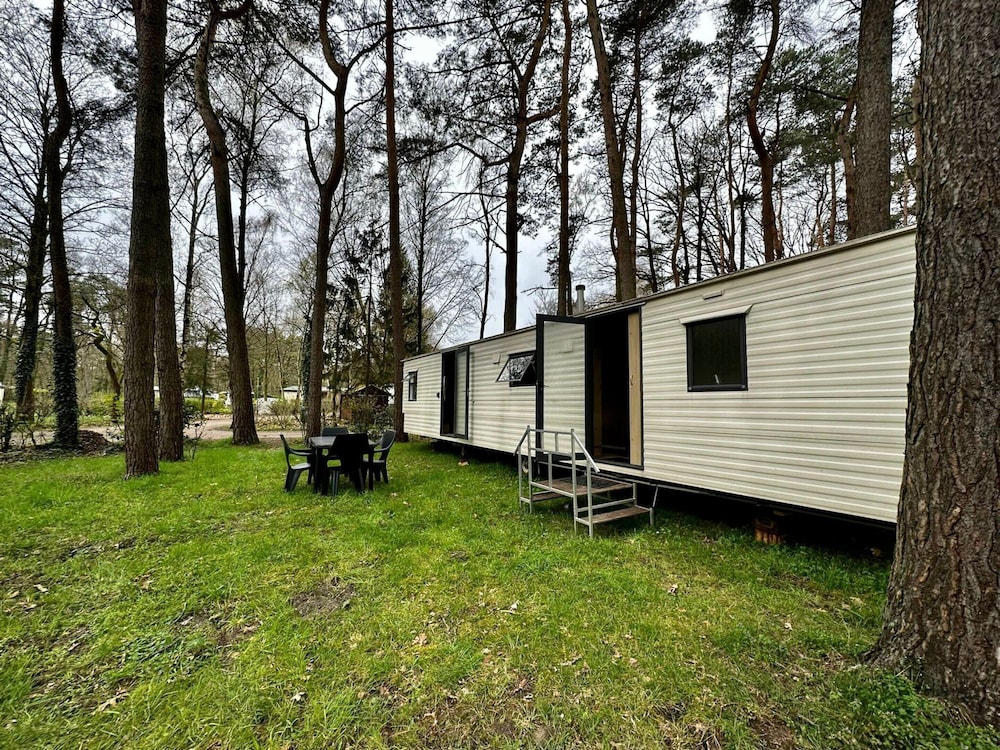 Residence With a Spacious Garden Located in a Child-friendly Park