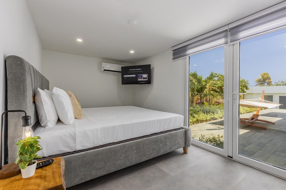 Luxurious Oasis Mins to Beach King Beds Pool