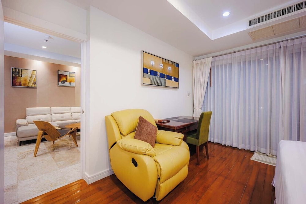 Seaview Condo with Large Pool - BAP1