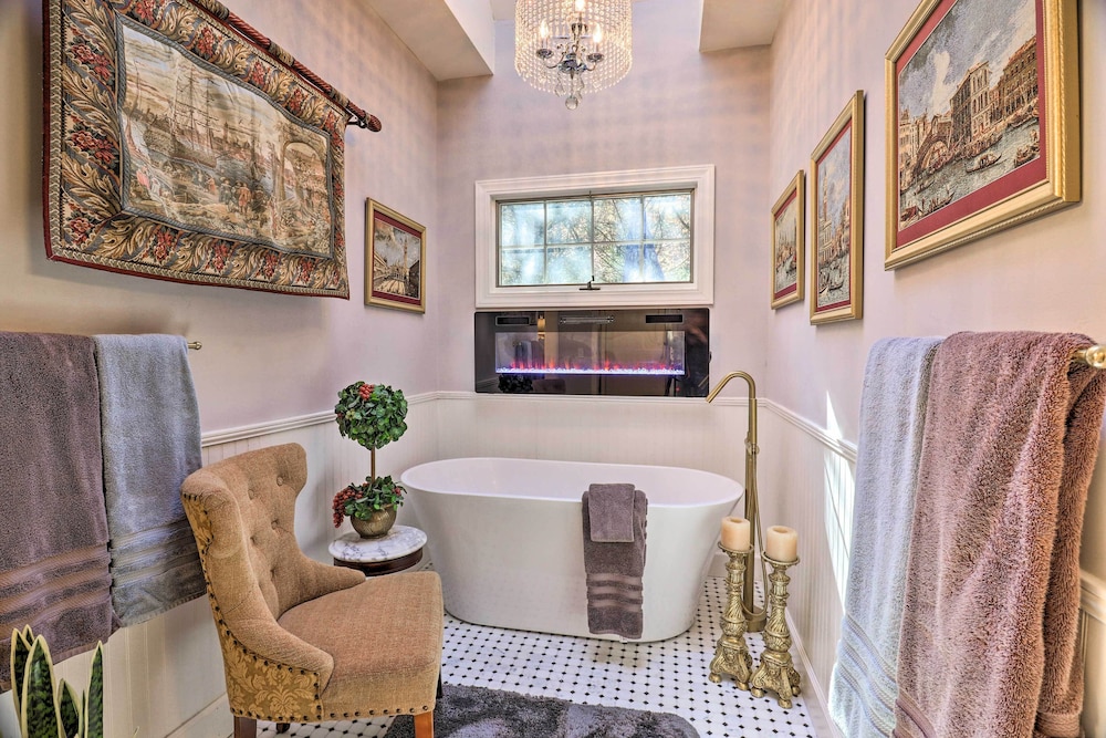 Million-dollar Estate by Downtown Franklin!