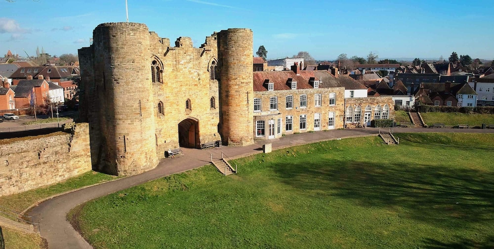 2 Bed in Historic Tonbridge - 35 Mins From London view 3