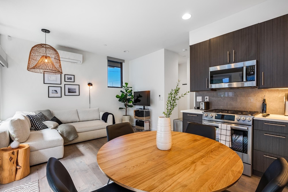 Alki Beach Escape Romantic Waterfront Getaway for 2 Extended Stay