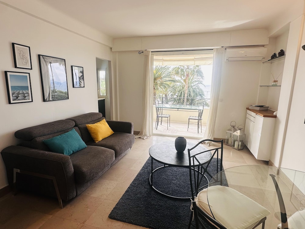 One Bedroom Apartment With a sea View Right by the Croisette Beaches and the Center of Cannes - 2287