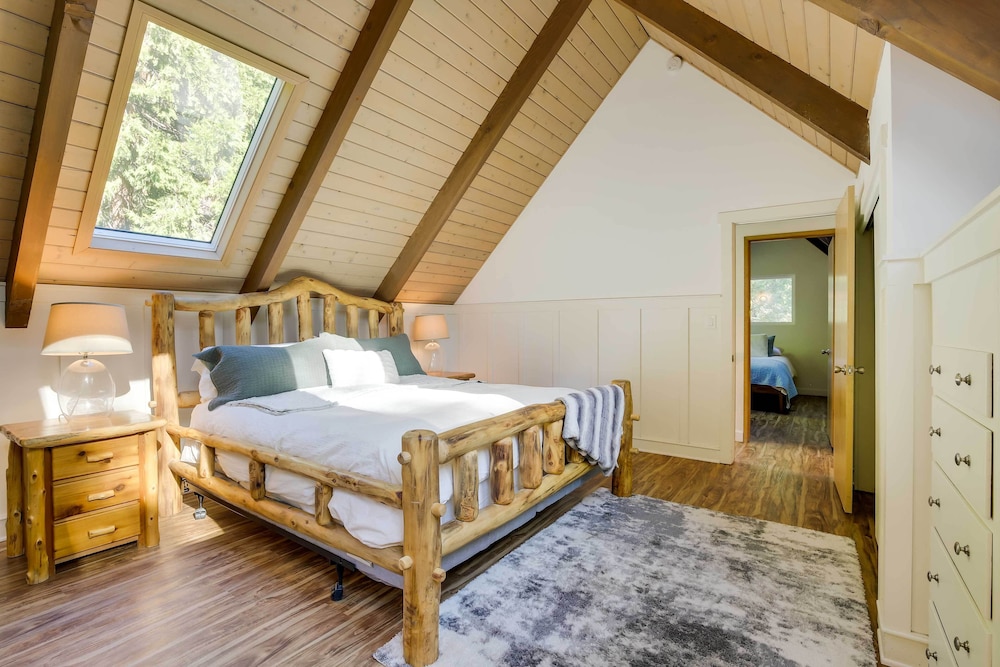 Steps to Lake Arrowhead: Cabin w/ Bbq!