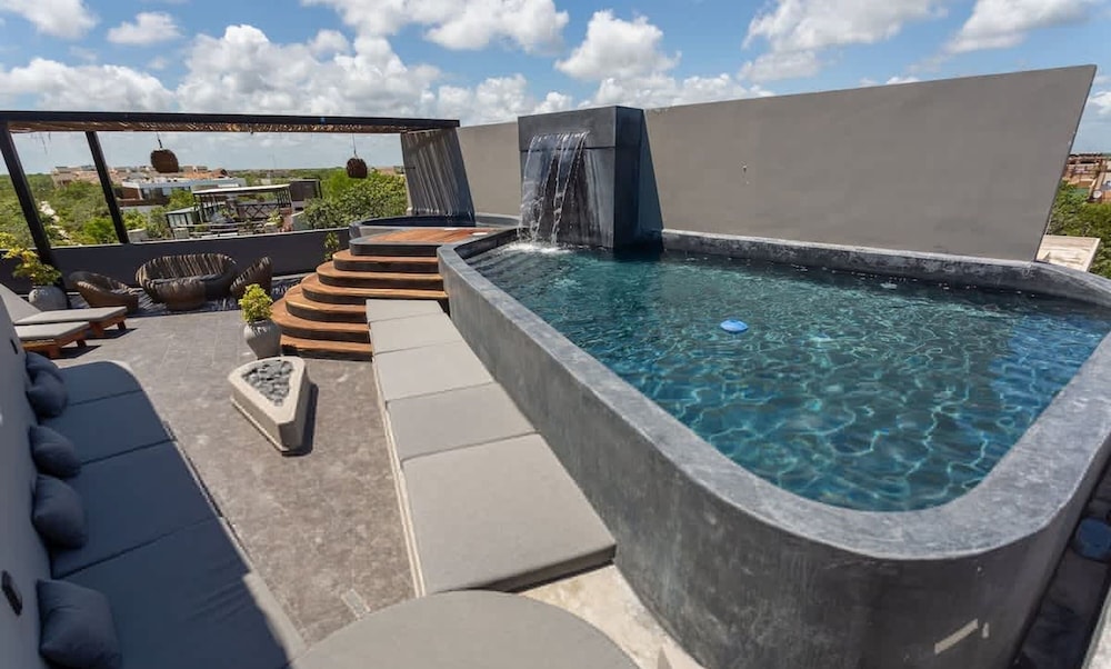 Luminous 2 BR With Roof Pool Close to Hotel Zone by Waves Management