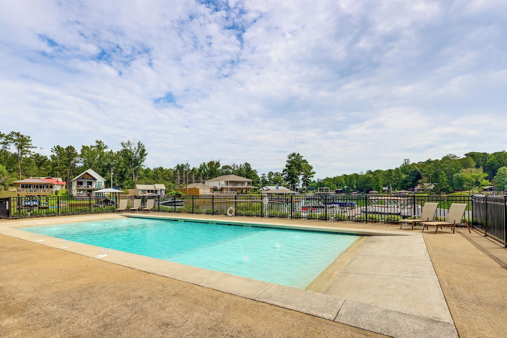 Walk to Lake Martin: Water-view Retreat w/ Deck!