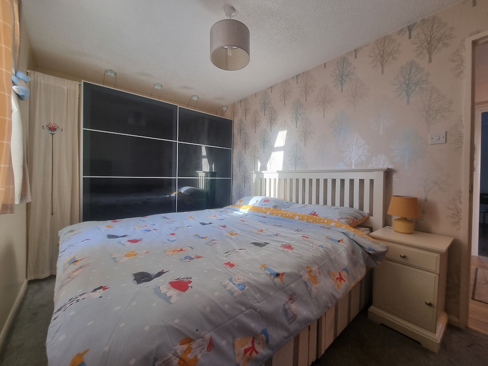 Lovely 2 Bedroom Apartment With Private Parking view 2