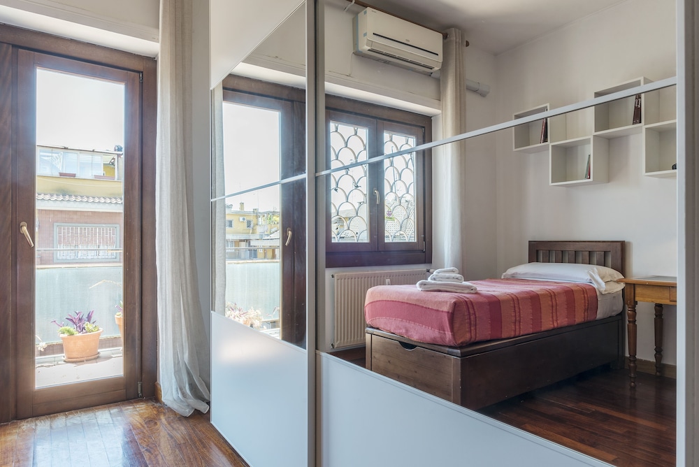 Portaportese Wooden Flat