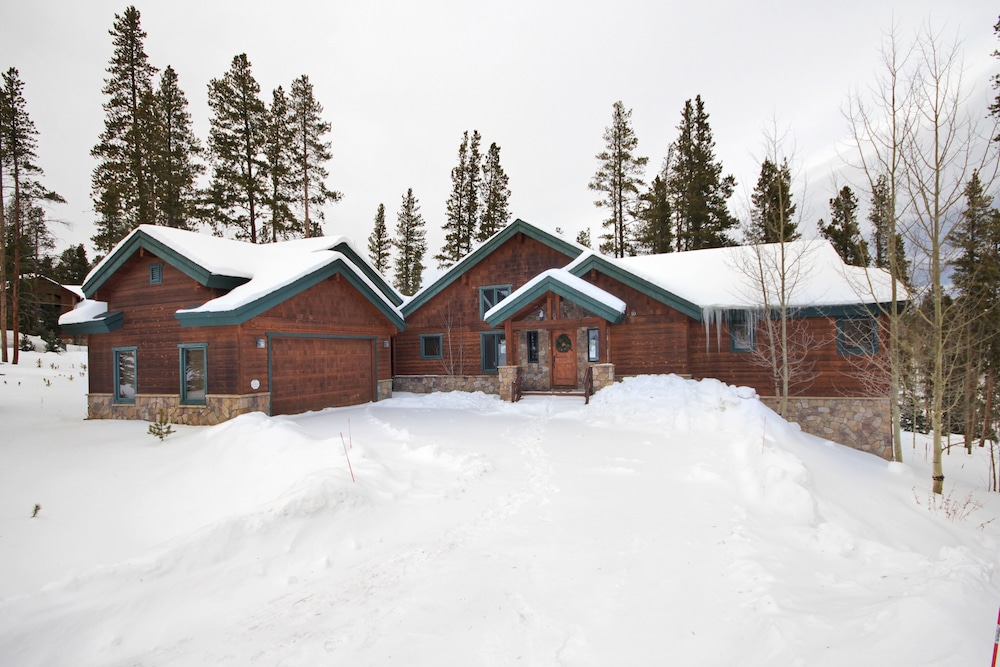 Pine Needle Lodge 5 Bedroom Home by RedAwning