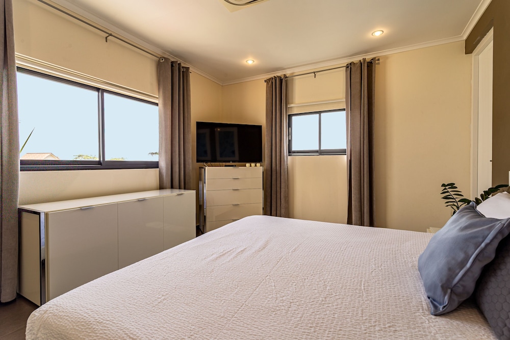 Spectacular Designer Villa 5 Star Luxury 6 Bedroom New! view 5