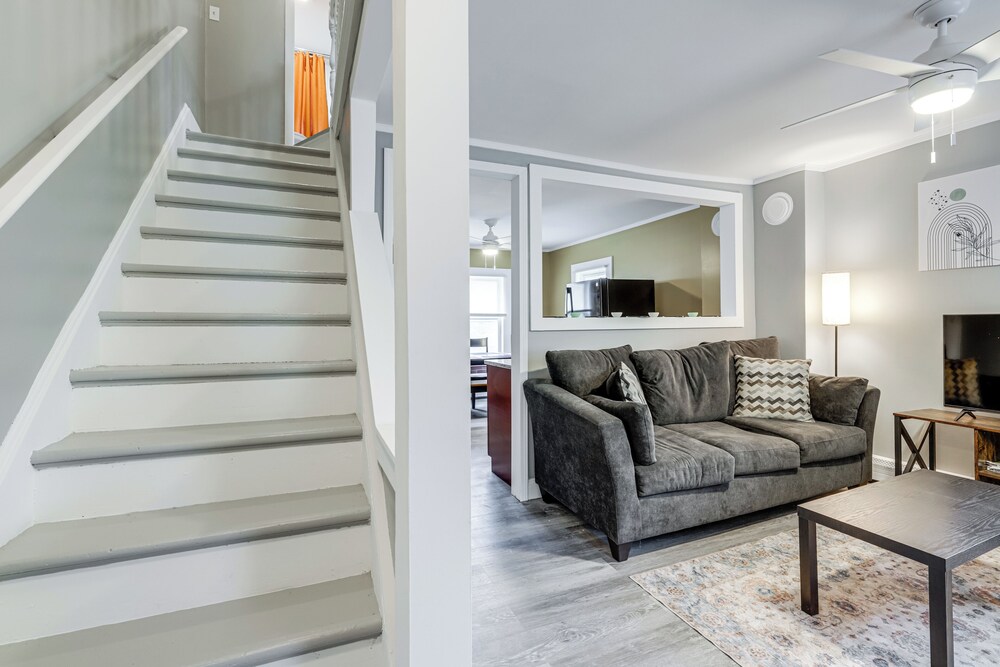 Easthampton Apartment Near Breweries & Rail Trail!