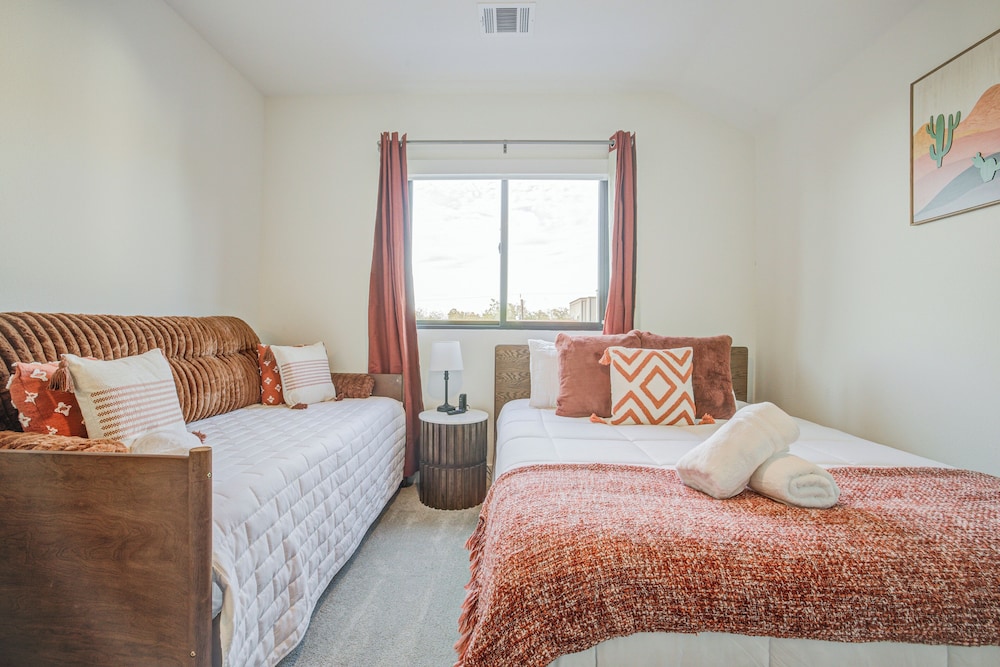 New Build, Private Pool, Near Pearl/riverwalk