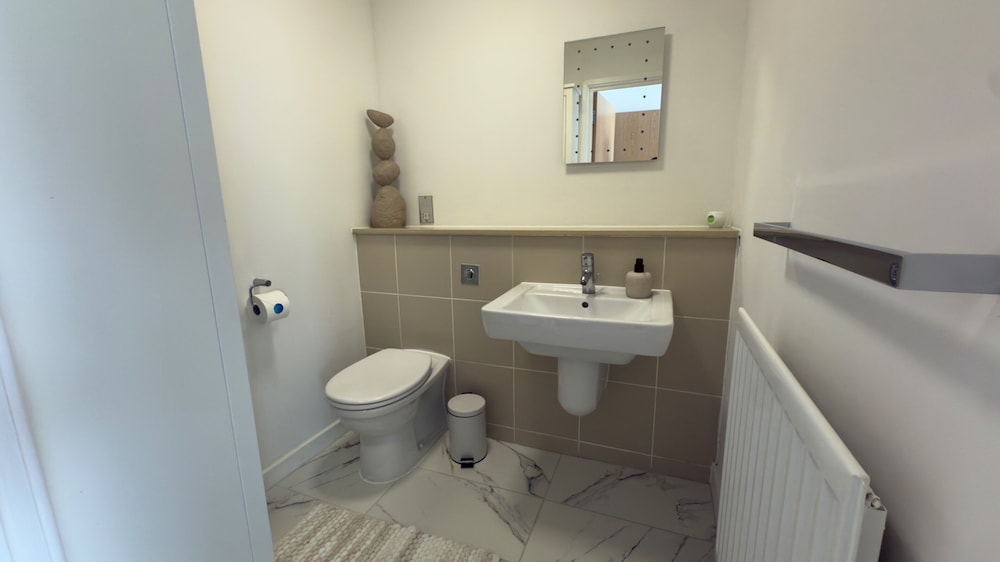 Central M K 2-bedroom Apartment, Sleeps 4, Parking