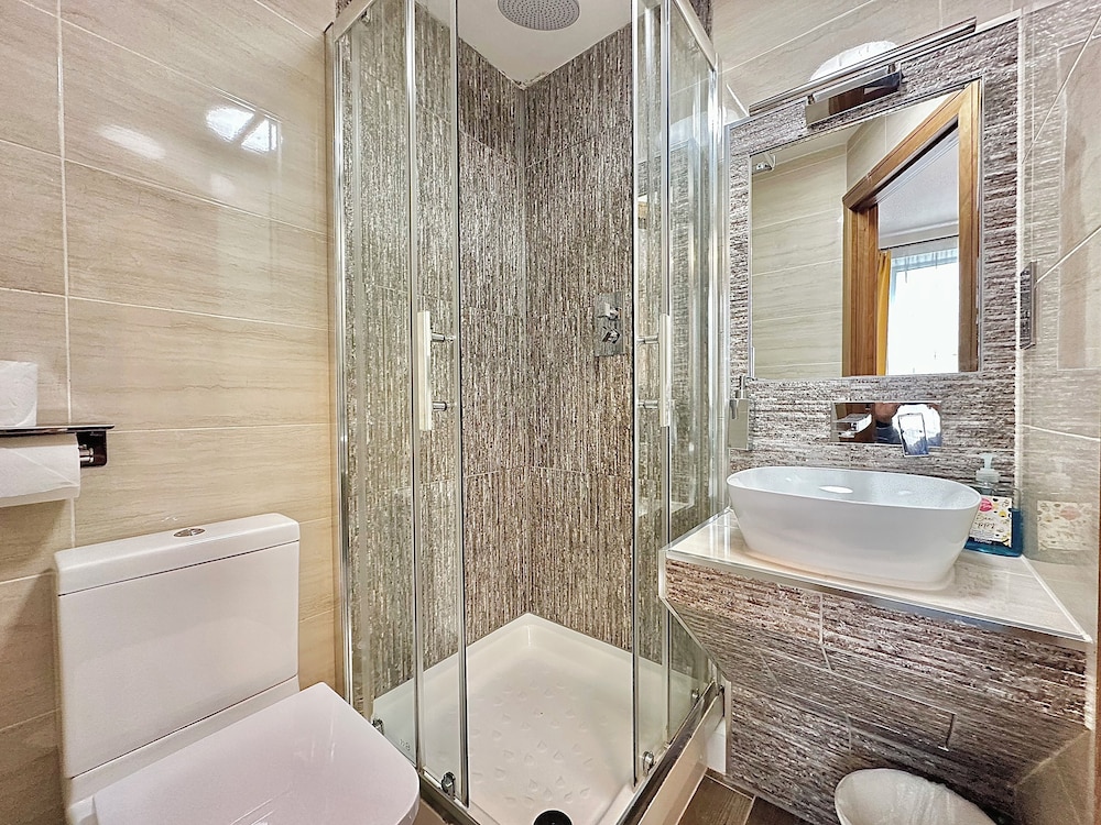 205 Earls Court