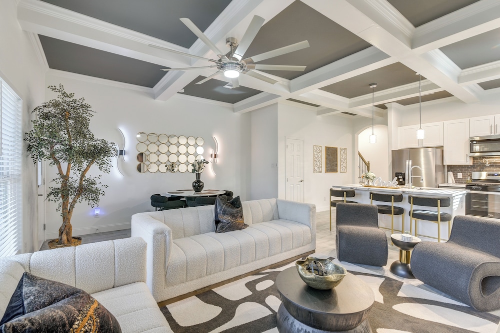 4 Mi to NRG Stadium: Luxurious Houston Townhome!