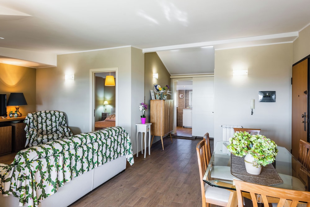 Golden Park Apartment with Terrace