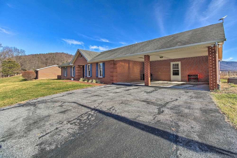 Home w/ Hot Tub Near Shenandoah Nat'l Park! view 3