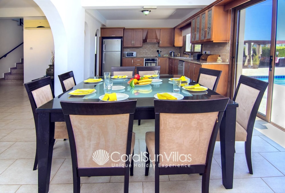 Family Villa Short Walk To Coral Bay Strip 5 Min and Pub, Shops etc