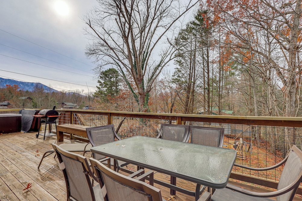 Family-friendly Cabin w/ Hot Tub in Gatlinburg!