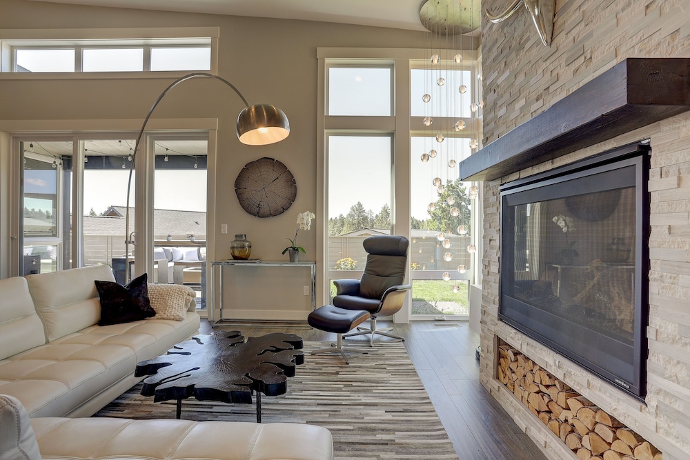Ruby Peak *30 Day Minimum 4 Bedroom Home by RedAwning