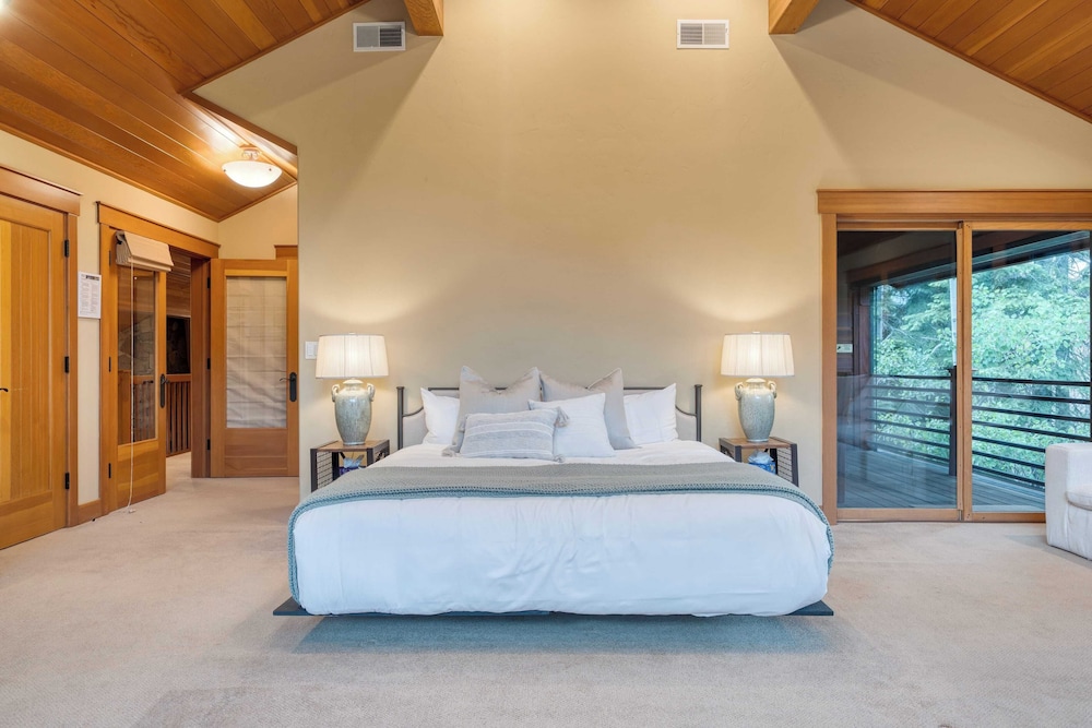 Cedars at Palisades by Avantstay Hot Tub, Resort Access, and Mountain Views