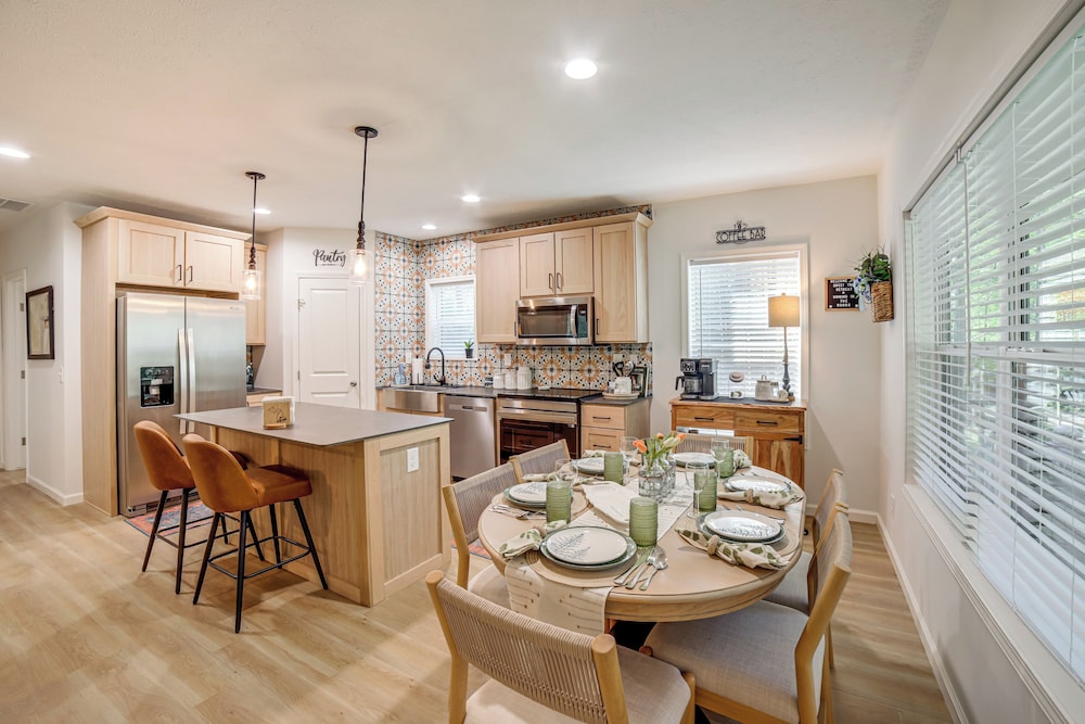 Lake Access, Pools & More: Family Home in Stanwood