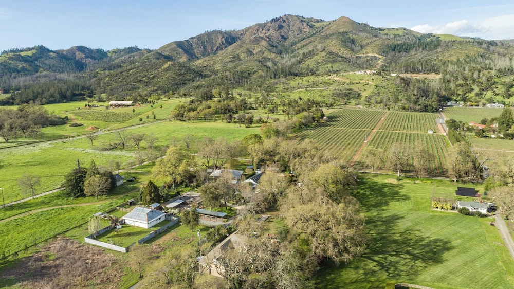 Valley of the Moon by Avantstay Tranquil Escape, Large Yard w/ Hot Tub & Fire Pit