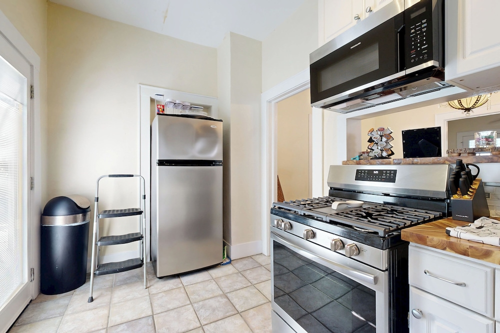 2-story Galveston Getaway w/ Balcony & Patio