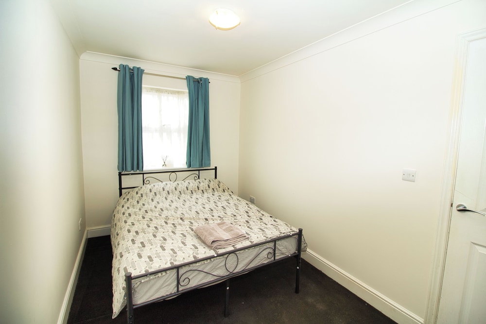 3 Bed Semi - Sleeps 5 - Parking - Pets - Garden