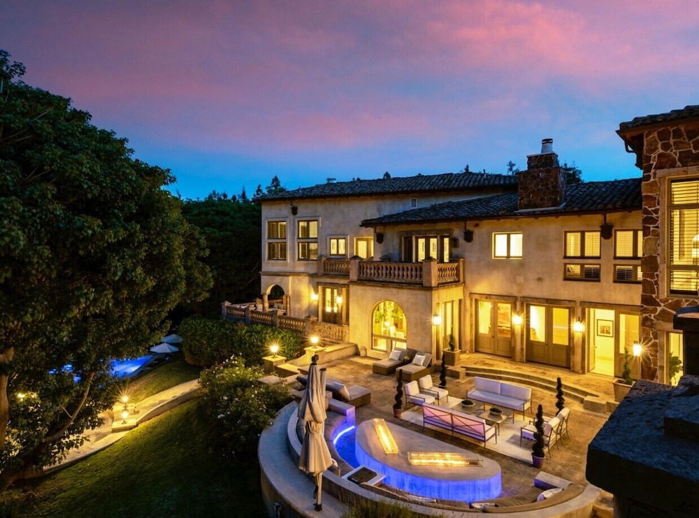 Carolwood - Modern Tuscan Villa With Rolling Lawns and Loggia in Holmby Hills