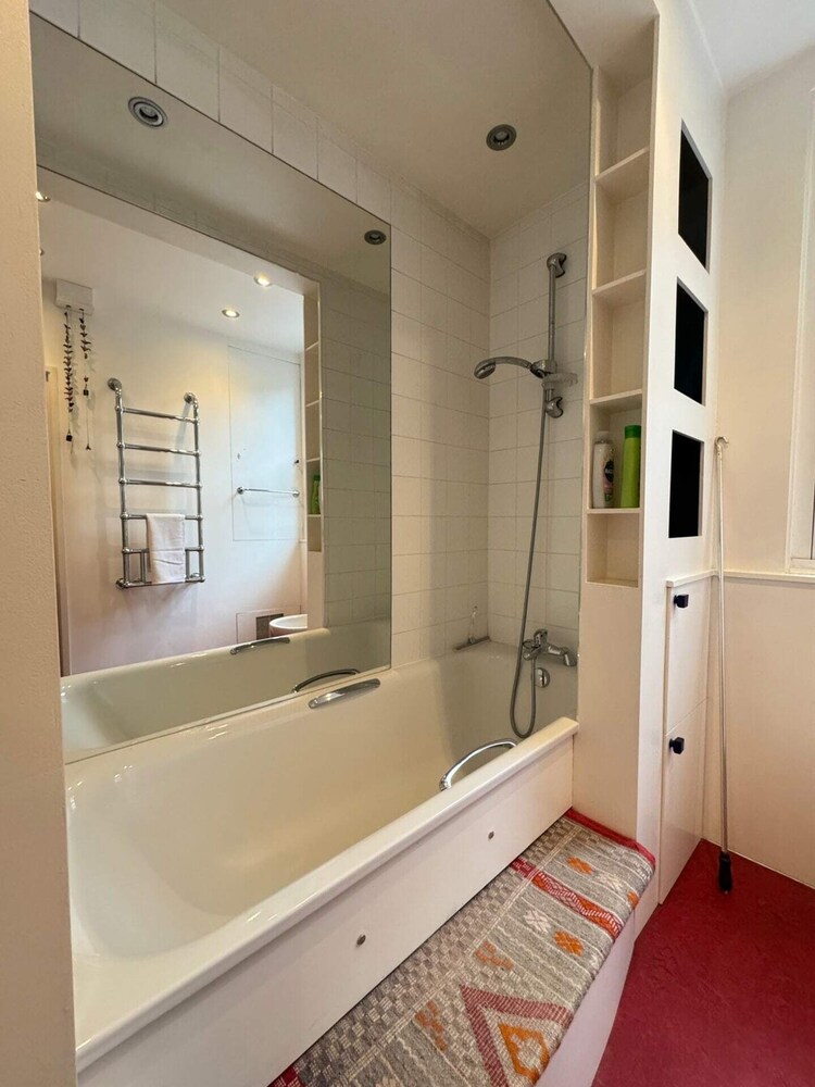 Spacious 4BD Family Home With Gardenkensal Green!