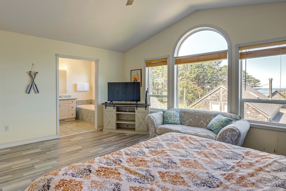Walk to Shore: Home w/ Deck in Rockaway Beach!